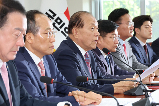 황우여 국민의힘 비상대책위원장이 27일 오전 서울 여의도 국회에서 열린 비상대책위원회의에서 발언하고 있다. <연합뉴스>